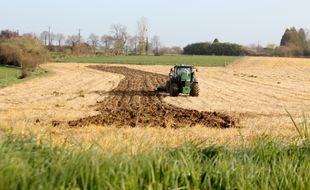 Illustration d'un tracteur travaillant dans un champ près de Rennes.