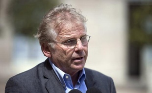 L'eurodéputé écologiste Daniel Cohn Bendit a affirmé, mercredi sur Canal +, qu'on ne pouvait "pas être au gouvernement et à l'opposition en même temps" et que si EELV n'était "plus d'accord avec le gouvernement", il serait "normal" que les ministres écologistes en sortent.