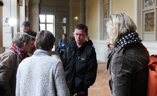 Daniel Legrand fils discute avec ses proches dans les couloirs de la cour d'assises pour mineurs d'Ille-et-Vilaine à Rennes dans le procès Outreau.