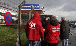 Devant l'usine Goodyear à Amiens.