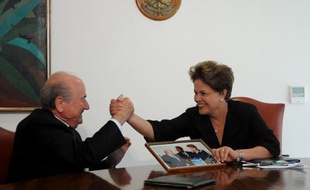 La Fédération internationale de football et le Brésil reviennent à de meilleurs sentiments après une réunion d'explications vendredi entre le président de la Fifa, Joseph Blatter, et la présidente du Brésil Dilma Rousseff pour l'organisation du Mondial-2014