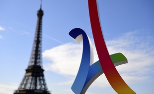 Le logo de Paris 2024 devant la tour Eiffel.