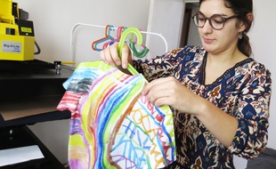 Alice Pouillot, co-gérante d'Imagine Ton Look, prépare un tee-shirt d'enfant, à Lille.