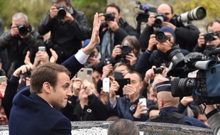 Emmanuel Macron au Touquet face aux photographes, le jour du second tour de la présidentielle, le 7 mai 2017.
