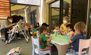 Dix enfants sont accueillis chaque jour depuis le 13 mai à la crèche Joliot Curie (Lyon 5e), contre 47 avant la pandémie de coronavirus.