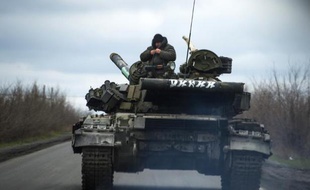 Des soldats pro-russes circulent dans leur tank près du village de Kirovske le 21 avril 2015, dans la république auto-proclamée de Donetsk