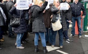 Des salariés de La Redoute manifestent pour la signature du protocole d'accord sur le plan social à Roubaix, dans le Nord, le 21 mars 2014
