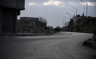 Des centaines de familles fuyaient dimanche un quartier clé de la ville d'Alep dans le nord de la Syrie en raison de violents combats entre rebelles et soldats, rapporte l'Observatoire syrien des droits de l'Homme (OSDH).
