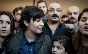 L'étudiante franco-turque Sevil Sevimli, condamnée vendredi à 5 ans et 2 mois de prison en Turquie pour ses liens avec un parti interdit d'extrême gauche mais libérée contre 4.000 euros de caution, est arrivée en fin de journée dans sa ville natale, Lyon.