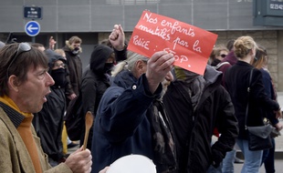 Un manifestant lors du rassemblement contre les violences policières interdit à Rennes, le 14 mai 2016.