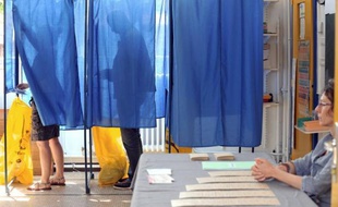 Les Français résidant au Canada et aux Etats-Unis d'une part, en Europe du sud et Israël d'autre part, votent ce week-end pour élire au second tour leur député dans deux législatives partielles, la question étant de savoir si le PS perdra deux sièges, ou un seul, ce qui est déjà acquis.