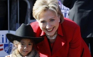 De nombreux commentateurs estimaient que de nouvelles défaites de Mme Clinton au Texas et dans l'Ohio (nord), survenant après onze revers d'affilée essuyés depuis un mois, pourraient mettre un coup d'arrêt à sa quête de l'investiture démocrate pour la présidentielle.