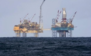Total lancera dans les prochains jours une intervention visant à arrêter la fuite de gaz qui s'est déclenchée fin mars sur la plateforme Elgin en mer du Nord, a déclaré jeudi le PDG du groupe pétrolier français, Christophe de Margerie.