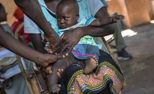 Dans cette photo d'archive du mercredi 11 décembre 2019, un bébé du village malawien de Tomali reçoit une injection du premier vaccin au monde contre le paludisme dans le cadre d'un programme pilote.