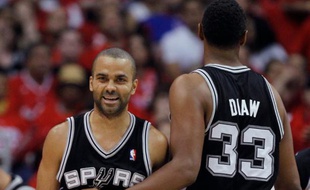 Tony Parker et Boris Diaw, lors de la victoire de San Antonio contre les Los Angeles Clippers 96 à 86, le 20 mai 2012.