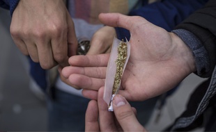 Un consommateur de cannabis à Paris (illustration) KAMIL/SIPA/1605150800