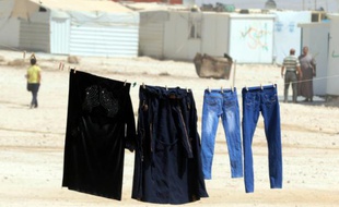 Des vêtements sèchent dans un camp de réfugiés syriens près d'Amman le 19 septembre 2015