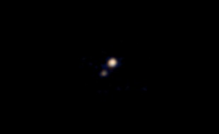 Première photo en couleur de Pluton et Charon prise par la sonde New Horizons et dévoilée le 14 avril 2015.