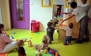 Difficile à croire pour un parent parisien mais dans de nombreuses régions, beaucoup de crèches ne font pas le plein. Malgré une hausse régulière du nombre des places, l'offre de crèches et de nounous reste insuffisante et très mal répartie en France.