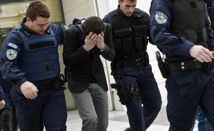 Deux Grecs, militants présumés du parti néo-nazi Aube dorée, comparaissent depuis mercredi devant un tribunal criminel d'Athènes, soupçonnés d'avoir assassiné en le poignardant un jeune Pakistanais.