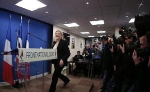 La présidente du FN Marine Le Pen s'apprête à prononcer un discours après l'annonce des premiers résultats du premier tour des élections départementales, le 22 mars 2015 à Nanterre