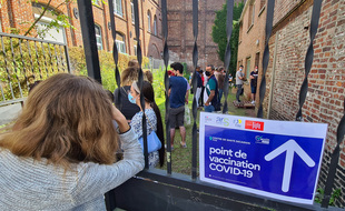 Un centre de vaccination éphémère à Lille-Fives.