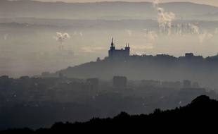 Lyon, engluée dans un épisode de pollution le 8 décembre 2016. AFP PHOTO / PHILIPPE DESMAZES