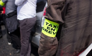 Un brassard «taxi en grève», lors d'une manifestation contre UberPOP à Paris, le 16 juin 2015.