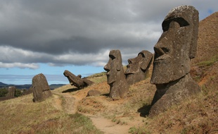 Les moai de l'île de Pâques.