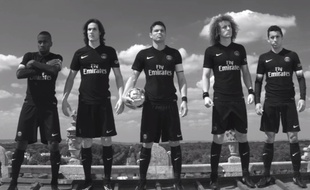 Le PSG a présenté son maillot Third le 9 septembre 2015.