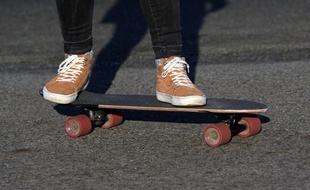 Illustration d'une personne roulant sur un skateboard.