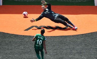 Un pénalty durant Allemagne-Mexique à la Coupe du monde des sans-abri 2014, au Chili.
