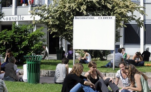 Des étudiants discutent sur le campus de l'université Paris III (Censier-Sorbonne Nouvelle), le 25 mai 2009 à Paris.