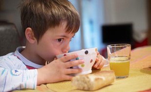 Le pain au petit-déjeuner permet aux enfants de tenir toute la matinée.