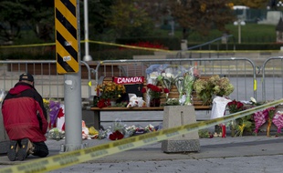Un homme rend hommage au Caporal Cirillo, mort dans la fusillade à Ottawa. Le 23 octobre 2014.