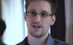 Ex-employé de la CIA et sous-traitant de la NSA, Edward Snowden, 29 ans, est la source des fuites sur les programmes de surveillance du renseignement américain.