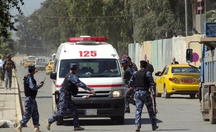 Un attentat suicide a tué samedi trois proches d'un officier du renseignement visé au nord de Bagdad, tandis que les violences ont fait trois autres morts dans le reste de l'Irak, ont annoncé des sources policière et médicale.