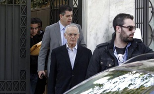 En Grèce, il n'est pas rare que les morts touchent des pensions de retraite, les aveugles conduisent eux mêmes leurs voitures, et que d'anciens ministres vivent comme des pachas. La fraude et la corruption, maux endémique du pays, sont au coeur de la campagne législative.