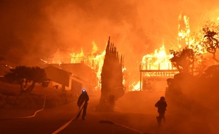 Un incendie dans la comté de Ventura, en Californie, a détruit plus de 150 maisons le 5 décembre 2017.