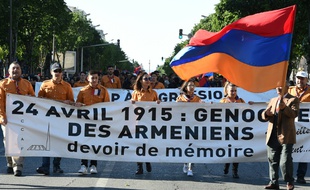 Marche aux couleurs de l'Arménie lors de la commémorations du 101e anniversaire du génocide arménien, le 24 avril 2016 à Marseille