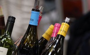 Des bouteilles de vin bio produites en Catalogne, sur le salon Millésime bio
