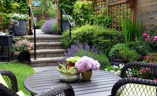 Pour vous aider à choisir, voici un comparatif des meilleures tables de jardin