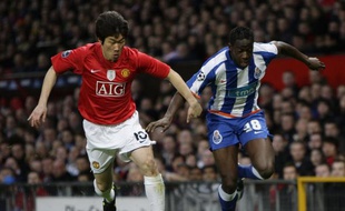 Le Français Aly Cissokho (à droite) déborde le Mancunien lors du quart de finale aller de Ligue des champions entre Manchester-Porto, le 7 avril 2009