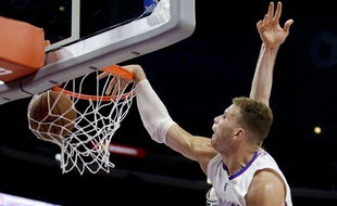 Blake Griffin dunke lors du match face aux Spurs, le 19 avril 2015