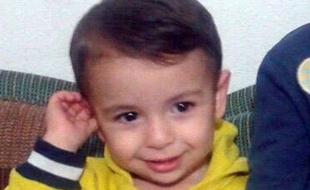 Aylan Al-Kurdi a péri noyé alors qu'il tentait, avec sa famille, de rejoindre la Grèce. La photo de son corps inanimé sur la plage a bouleversé le monde entier.