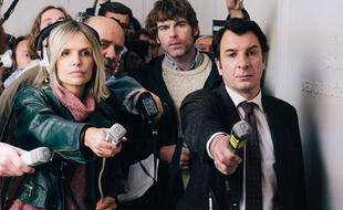 Laurence Arné, Stanley Weber et Michaëll Youn campent des journalistes dans la minisérie « Une affaire française ».