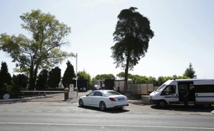 Des policiers montent la garde le 26 juillet 2015 devant la villa où le roi Salmane d'Arabie saoudite passe des vacances à Vallauris, dans le sud-est de la France, avec une suite de centaines de personnes