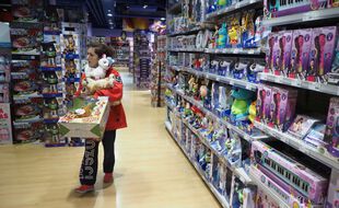 Les préparatifs des vitrines de Noël dans un grand magasin de jouets de Paris