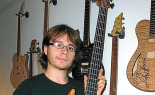 Tom est lui-même guitariste.