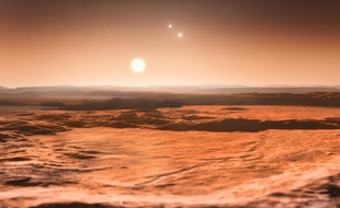 La planète Gliese 667C, avec son étoile principale et deux secondaires dans le ciel (vue d'artiste)